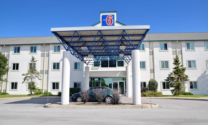 Whitby Hotel | Motel 6 Whitby, ON - Toronto East