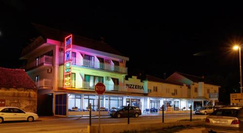 Cove Parja Hotel | Motel "Tri lovca"