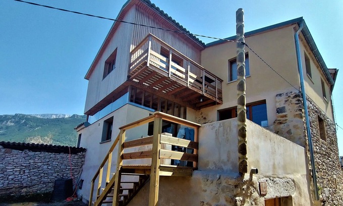 Saint-Roman House | Mountain and river will treat you to the top of this medieval village.