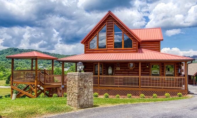 Gatlinburg - Pigeon Forge Cabin | Mountain Breeze Beautiful cabin, easy access, gorgeous views, Priced right