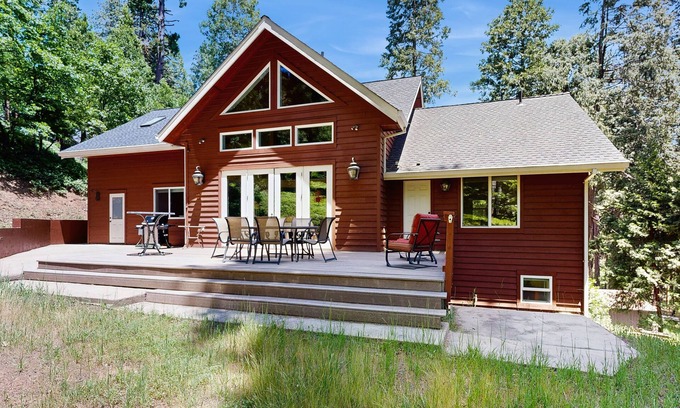 Arnold Cabin | Mountain cabin with fireplace, rec center access & game room - near downtown