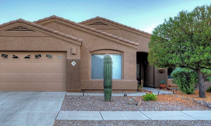 Oro Valley House | Mountain Calling 3BR by Casago