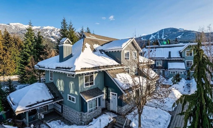 Village North House | Mountain Escape w/Amazing Views | 2 bdr/2bath | free parking | Perfect Location