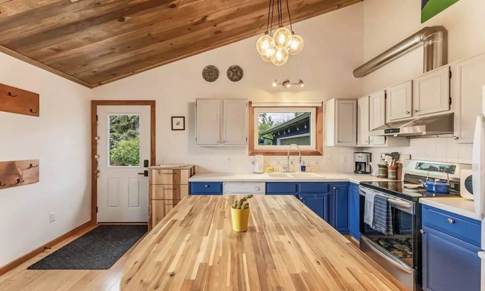 Bozeman House | Mountain Escape: with Sauna near Yellowstone