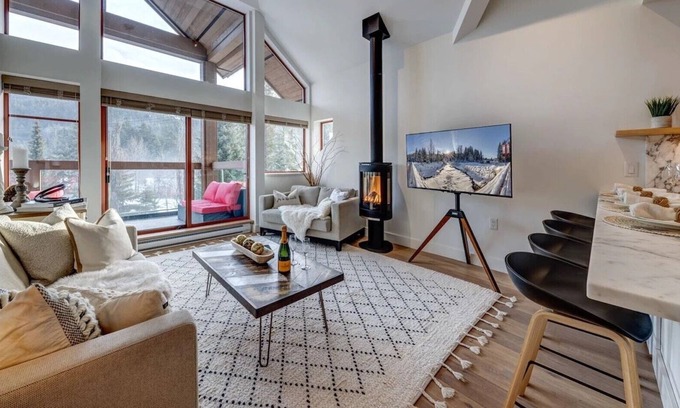 Nicklaus North Condo | Mountain get-away. Beautiful views. Free parking. Minutes to village.