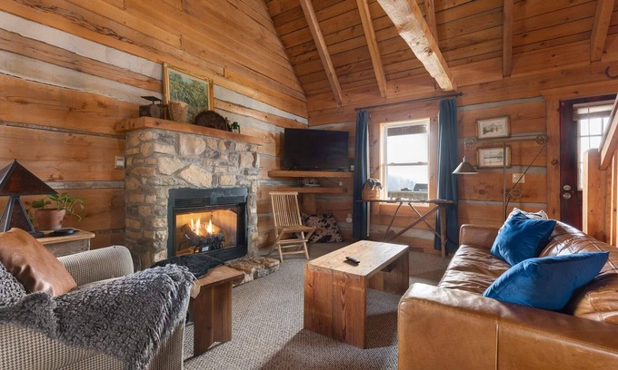 Vesta House | Mountain Log Cabin|Mabry Mill|Fireplace|Hiking