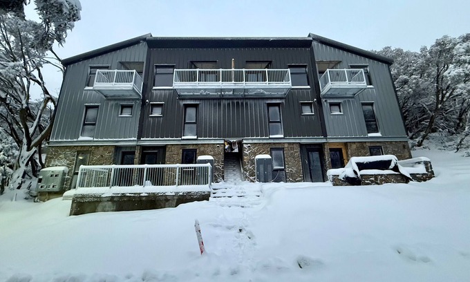 Mount Buller House | Mountain Luxe a Stylish 3BR Villa 450m to Main Lift