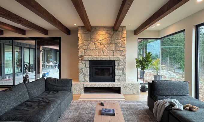 Roberts Creek House | Mountain Retreat with unobstructed ocean views!