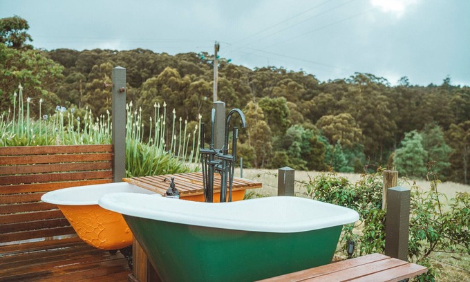 Rawson House | Mountain retreat - views, outdoor baths, 40 mins to snow