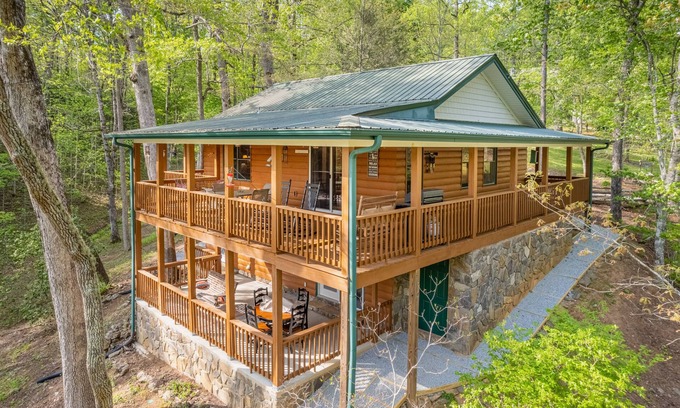 Franklin House | Mountain retreat with decks, firepit, pool table, and fireplace - dogs OK