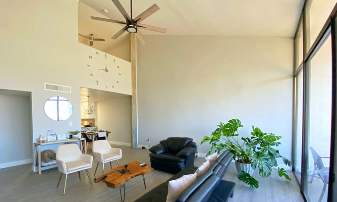 Bakersfield Condo | Mountain side retreat w/ floor to ceiling windows!