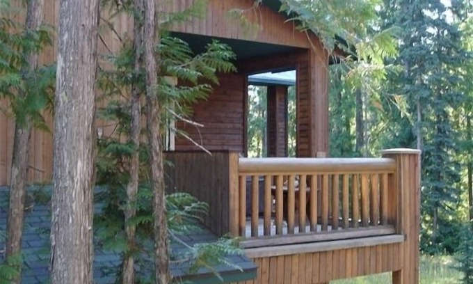 East Kootenay House | Mountain Side Ski-in Cabin w/Private Hot Tub - 5 Min. Walk to Chairlift