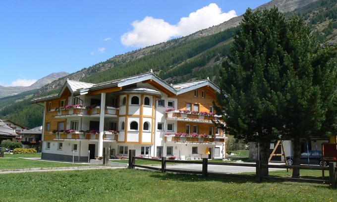 Saas Grund Apartment | Mountain Stay with Balcony