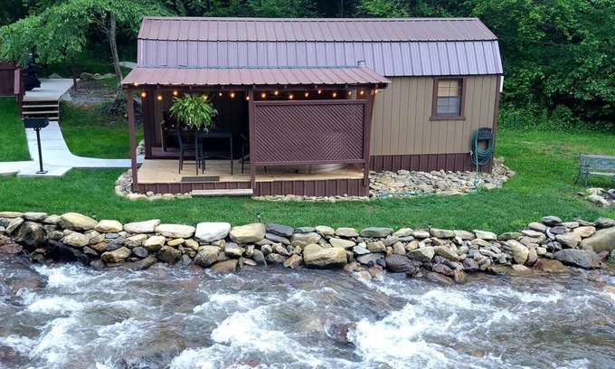 Flag Pond Apartment | Mountain Tiny Home on Bold Stream w Hot Tub!