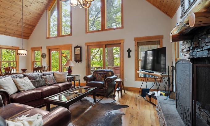 Wildwood Mountain Cabin | Mountain Treehouse | Wood Burning Fireplace and Hot Tub