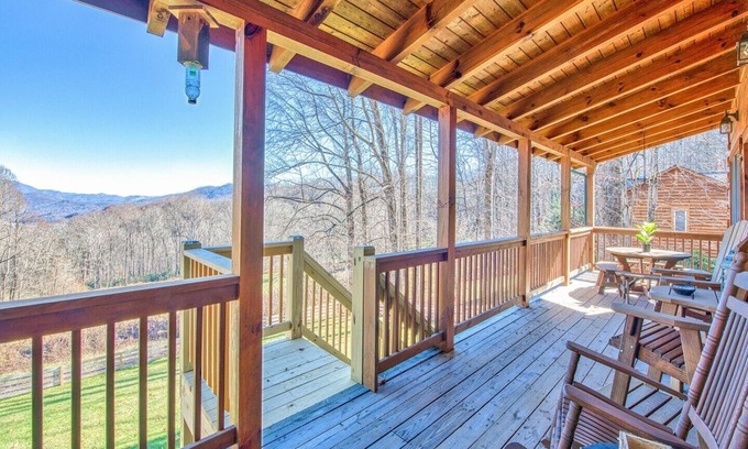 Hemphill Heights Cabin | Mountain Vibes - Sleeps 8, 3 bedrooms, 3 baths, Wood Fireplace, Hot Tub