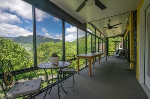 Maggie Valley House | Mountain View 3BR with Sunroom, Close to Ski and Trails
