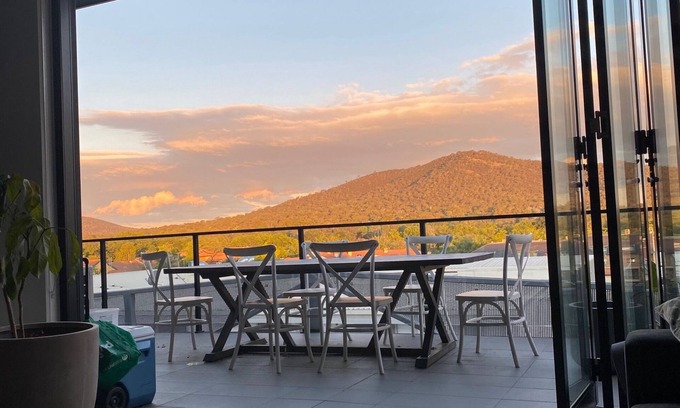 Braddon Apartment | Mountain View City Center Apartment with BBQ