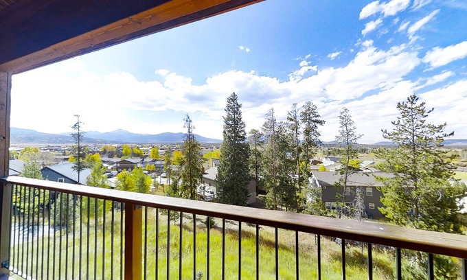 Fraser Condo | Mountain-view condo on the shuttle route with 2 decks & WiFi