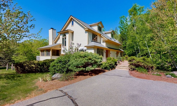 Jackson Condo | Mountain view condo with gas fireplace, balcony, & grill - close to skiing