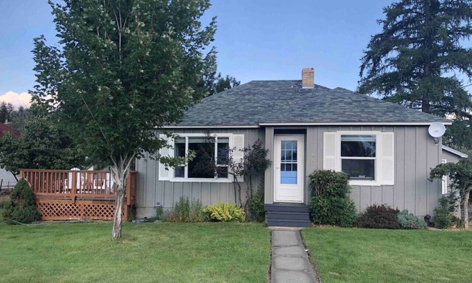 Joseph Cottage | Mountain View Cottage, Walk Everywhere, Huge Fenced Yard