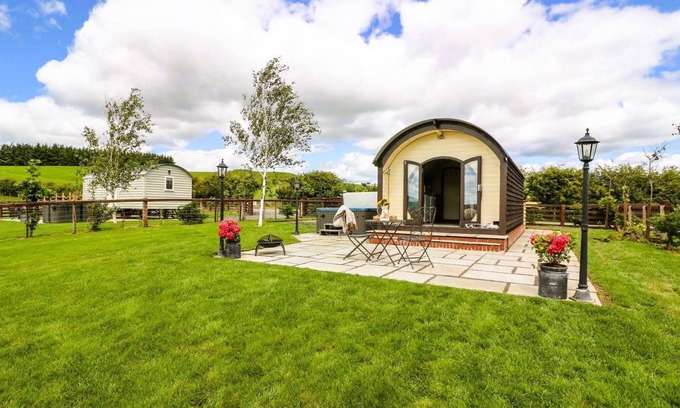 Rhayader Cottage | Mountain View Pod - Glamping pod sleeping 2 guests, Pet Friendly
