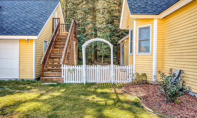 South Fork House | Mountain-view studio with private balcony, wood stove, and fast WiFi