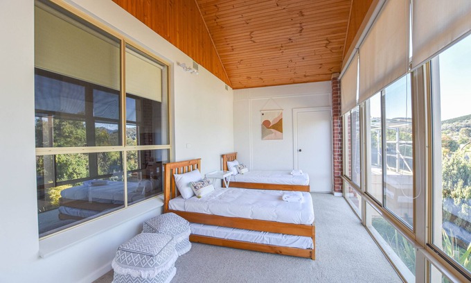Myrtleford House | Mountain Views - Great for the whole family or a bunch of friends