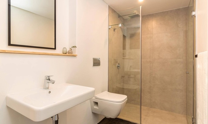 Schotsche Kloof Apartment | Mountain Vista Retreat - Rooftop, WiFi & Parking