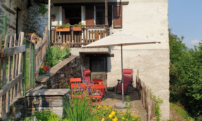 Lunecco House | Mountain worlds behind Lake Maggiore, Case di Zali