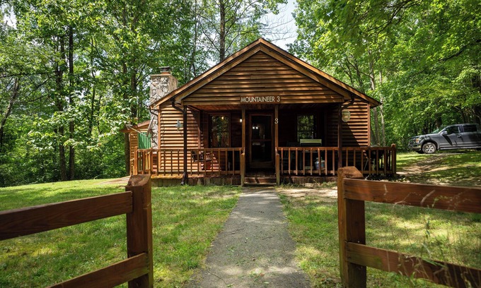 Ansted Cabin | Mountaineer Cabin 3 - Hot Tub & Fireplace close to New River Gorge National Park