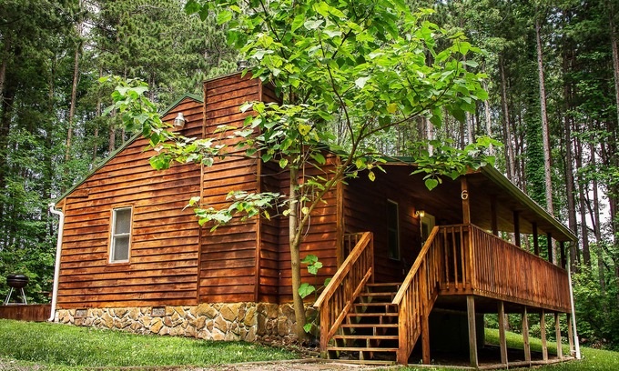 Hico Cabin | Mountaineer Cabin 6 - Hot Tub & Gas Fireplace close to New River Gorge