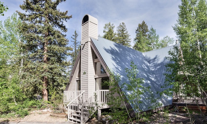 Columbine Lake House | Mountains, Skiing, Hot Tub, Adventure, 5 BR Cabin, Sleeps 10, Pets w/fee