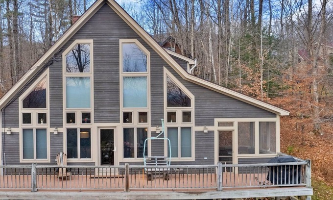 Ludlow House | Mountainside 4-BR Chalet 2-min to Okemo