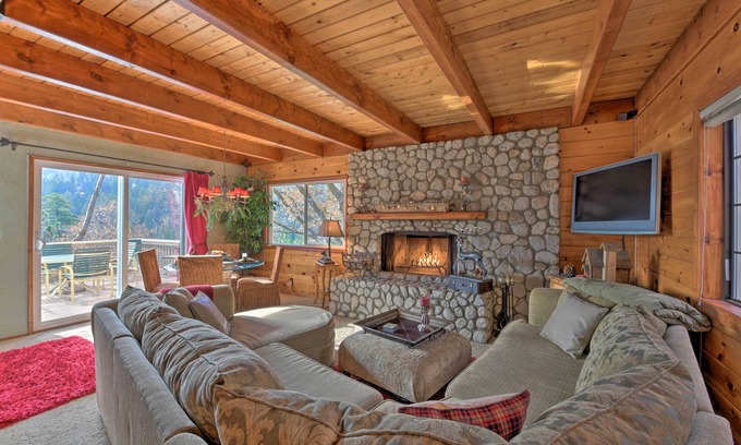 Lake Arrowhead Cabin | Mountainside Cabin w/Deck - 16 Miles to Skiing!