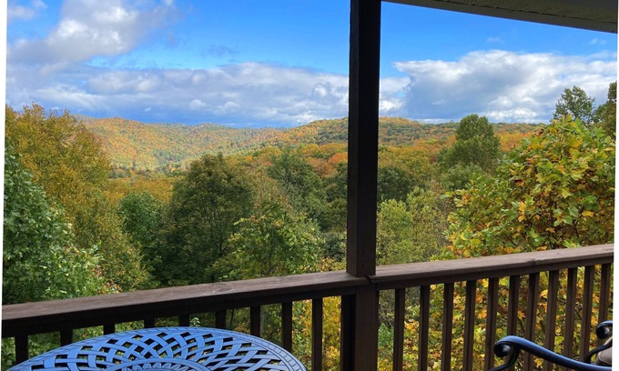 Blowing Rock Cottage | Mountainside Cottage! Great Views, Close to Appalachian Ski Mtn, Free WiFi!