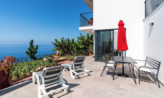 Arco da Calheta House | Moura's House, A view to the ocean with all the comforts.