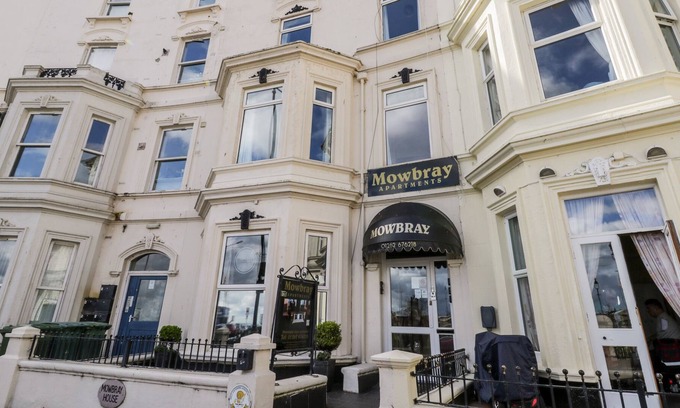 Bridlington Old Town Apartment | MOWBRAY 3, pet friendly, country holiday cottage in Bridlington