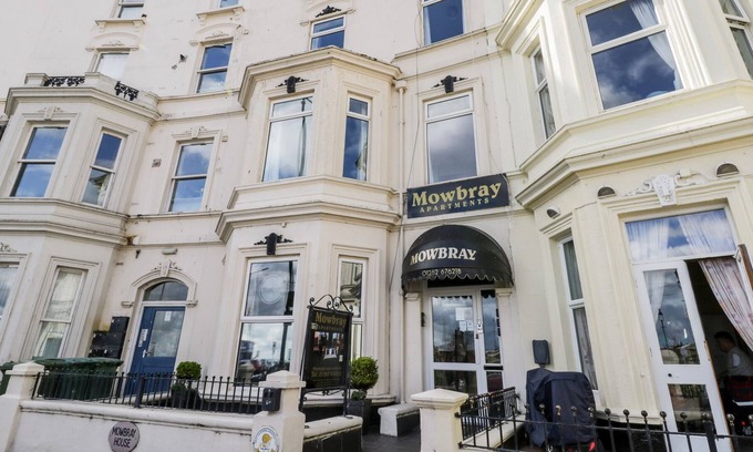 Bridlington Old Town Apartment | MOWBRAY 8, pet friendly, country holiday cottage in Bridlington