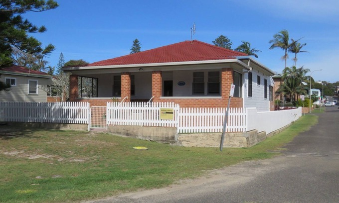 South West Rocks House | MRS MOTTEES COTTAGE - SHORT STROLL TO BEACH, AIRCONDITIONED & PET FRIENDLY.