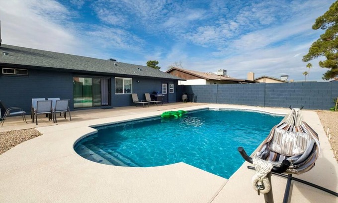Sands West Neighborhood Apartment | *Msg for 5%off*KingBed PoolYard GuesthouseGlendale