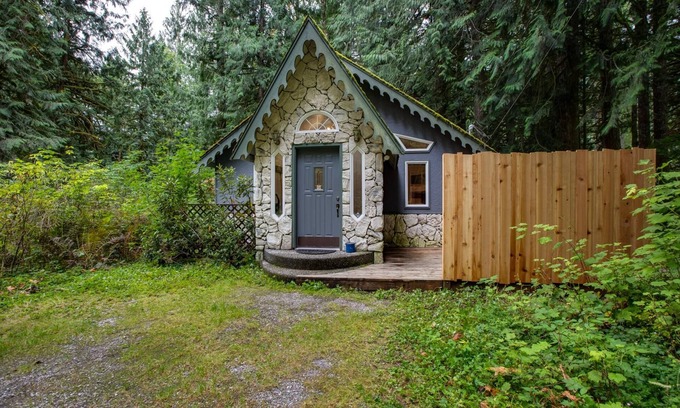 Warnick House | Mt. Baker Lodging Cabin 60 - Sleeps 2!