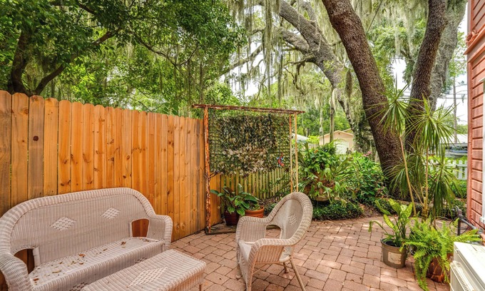 Mount Dora House | Mt Dora Garden Cottage w/Patios, Walk to Downtown