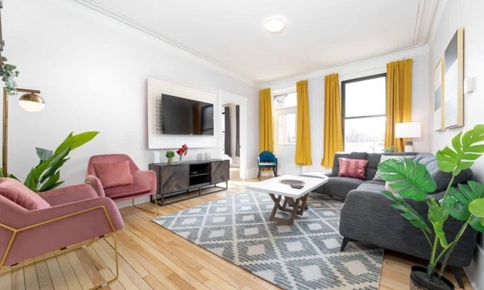 Plateau Mont Royal Apartment | MTLVR #17 | View on the Mont-Royal, sleeps 12