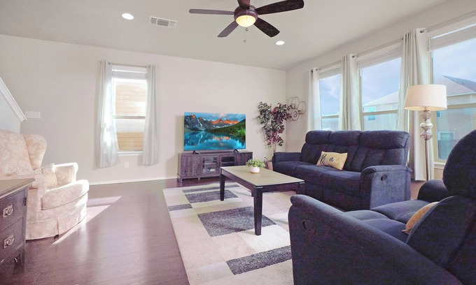 San Antonio House | MTR Comfort Home Near I-10 Extended Stays King Bed