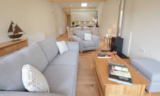 Halesworth Cottage | MUDDY PIG, UBBESTON, pet friendly, with pool in Laxfield