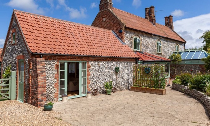 Bodham Apartment | Mulberry House - sleeps 3 guests in 2 bedrooms