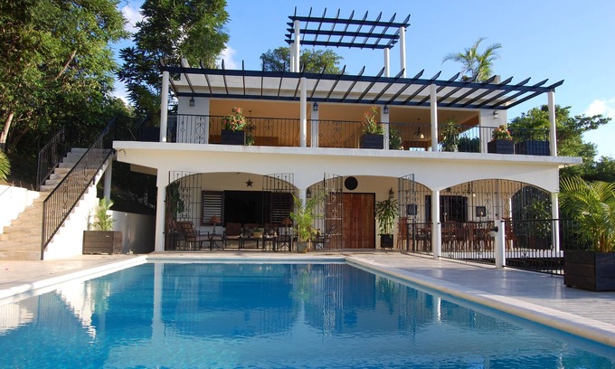 Runaway Bay Villa | Multilevel 8 br villa with fabulous views, members beach access