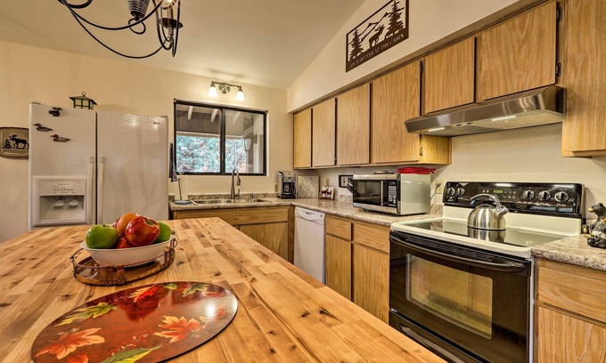 Munds Park Cabin | Munds Park Mountain Getaway: Hike, Golf & Unwind!