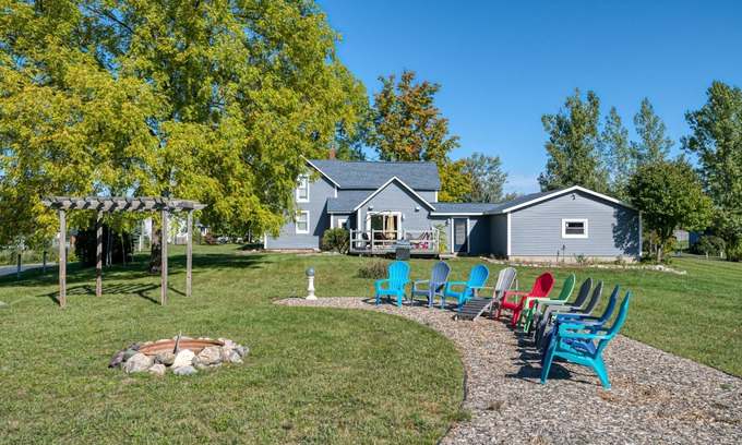 Mayfield House | MURRAY ACRES: A modern farmhouse @ 15 minutes from downtown Traverse City